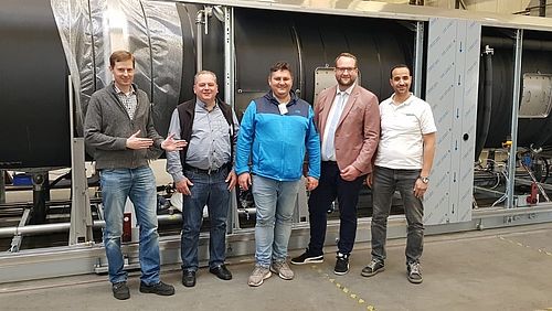Perfectly prepared with the training course at the Harsum plant, attended by Robert Zirny, operations manager at Langenfeld (center), and Sascha Wehr, Sales Manager JENSEN (2nd from right)
